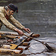 在河流木筏上捕魚 Catching Fish on a River